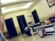 家庭摄像头被黑性欲旺盛大叔忍不住了边看电视边把还在月经期妻子内裤扒掉撕掉内裤上的卫生巾拿着屌就往里插