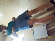 某站最新流出女厕TP年轻美眉耐克鞋妹子不停打电话美女真多