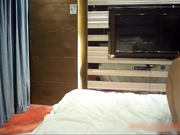 齐逼短裙性感援交外围美女被鸡鸡粗大的土豪先口爆射颜后再用道具玩弄嫩穴到高潮,站着后入操的嗷嗷叫!