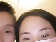 手机直播精品福利之尤物情人激情3P，露脸熟女姐姐跟两个猛男玩直播，激情爆草多姿势嗨皮，浪叫呻吟不断2