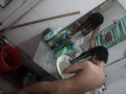 猥琐闷骚男爱上了刺激偷窥无法自拔出租房窗户缝TP合租姐妹卫生间洗澡看个够