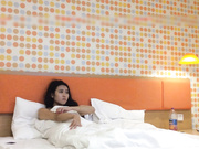 幼师院校胸大性感的漂亮美女放暑假回家前一晚和男友宾馆啪啪,美女特意穿上网购的性感黑丝操,淫叫声真嗲!