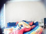 偷拍刚睡醒的纹身男一把抓住美女的大奶子后各种姿势来一炮