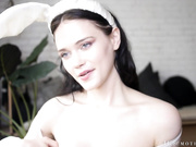 冷艳气质美女兔耳朵白色装 拨开内裤跳蛋塞逼逼带口塞按摩器震动 逼逼微毛很是诱人