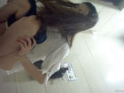 最新商场全景第20 身材超正皮肤嫩白妖艳女 微毛馒头逼都快被鸡巴磨亮了