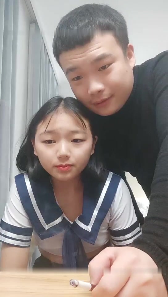 年轻小嫩妹学生灵儿直播大秀 学生服激情口交啪啪 十分诱人