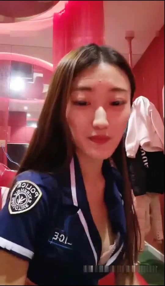 刚离开团队独自直播的170CM大长腿性感美女为了拉人气和粉丝网友酒店啪啪直播,没想到男的还带了春药