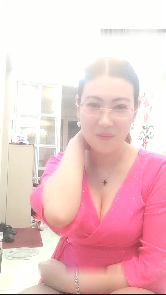 北京眼镜御姐范少妇和两个粉丝玩3P乱伦给光头爸爸和帅儿子吃鸡巴内射口爆吞精