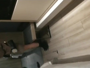 肤白貌美的商务嫩模私下兼职援交酒店高价上门服务被男的扒光衣服抠逼啪啪,不带套不让进,好逼又被拱了,国语!