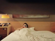 宾馆偷拍-年轻强壮的大屌猛男爆插体型较小漂亮的年轻小美女,各种姿势狠狠干,鸡巴太大女上位时还不敢全坐下去!