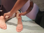 女子私密保健会所偷拍-身材样貌很不错的性感美少妇被男技师服务的太爽受不了拽着鸡巴求操,干完后又被抠逼到喷水,刺