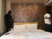 气质风韵的阿姨怕是逼穴太干旱了，多年没云雨过，找来两位八块腹肌黑人操自己，还敞开着窗户，必是让邻居偷瞄！