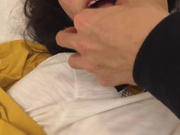 月经期妹子约会网友见面被下药迷倒跟死猪一样被2人随意虐玩没一点反应