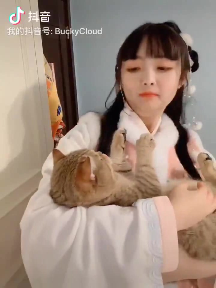 最新推特网红美少女『可露儿』大尺度私拍流出 圆挺美乳 三点全开 完美诱惑露出