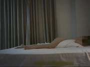 约操艺校肤白貌美的E奶嫩逼新学妹,吃鸡鸡主动坐在上面摇摆，一线天蝴蝶穴.高清版!