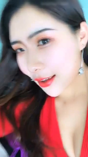 宅男女神思瑞4.18飙车穿着性感红色透明内射内裤高跟发骚语言挑逗把围观的群众全撩得要葫芦娃