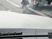 女人在高速上随地小便