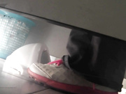 国内厕拍大神潜入某高校女厕躲在厕所里面偷拍学妹嘘嘘有个身材不错的妹子在换衣服