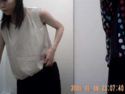 商场内衣专卖店试衣间偸拍多位青春发育期漂亮美眉试换内衣一对美乳又挺又圆润2V2