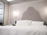 《横扫全国外围圈》戴大金链子的冒牌大款哥约炮个穿着衣服颜值还可以的小姐沙发干到床上_ev