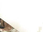 国内牛人潜入某娱乐城KTV女厕偷窥貌似不小心被发现了被妹子用眼神怒视