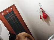 偷拍隔壁孕妇洗澡奶子真大，奶头黑黑的