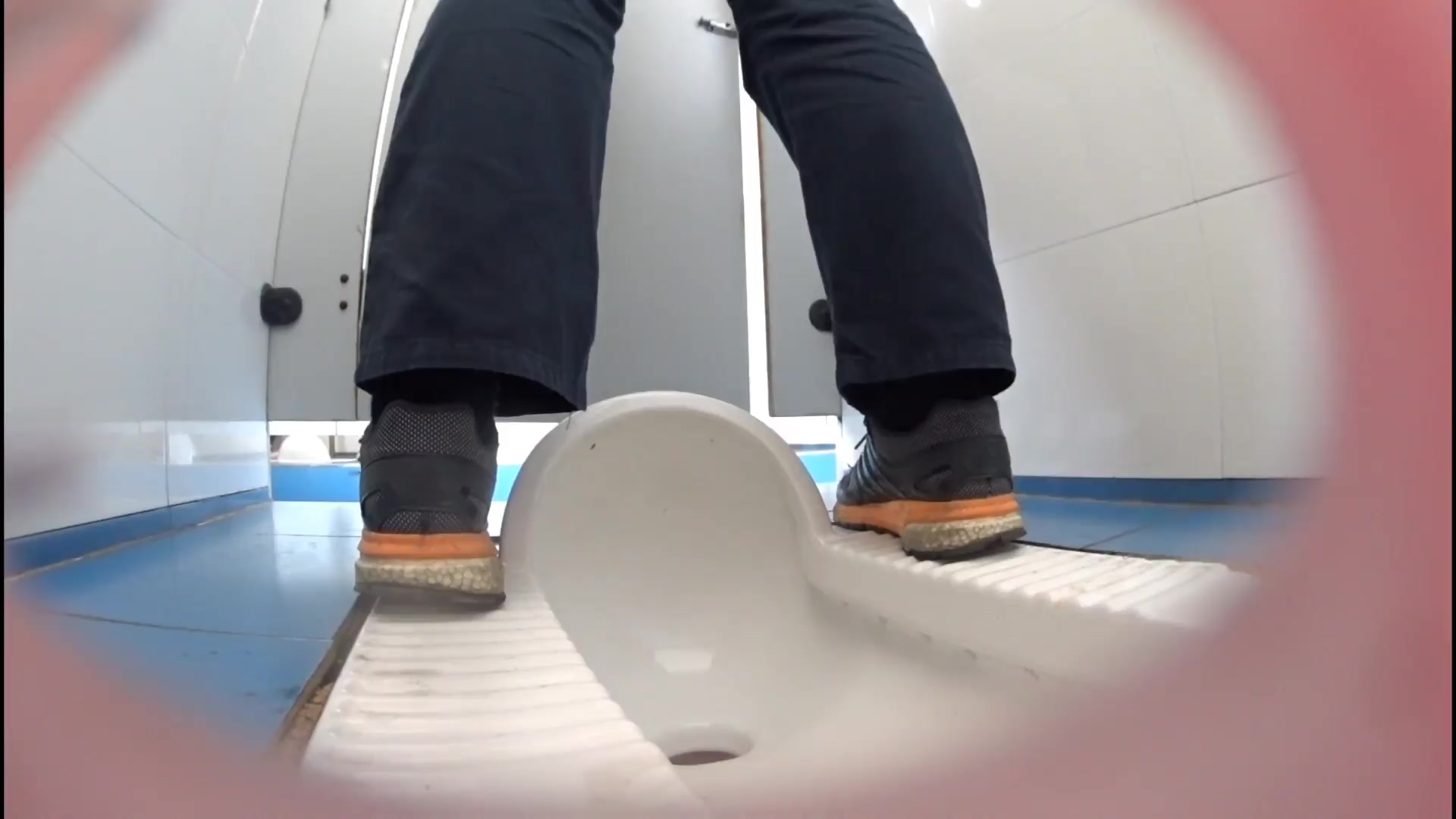 【全網首發】【最新廁拍】吊絲高中男同學在女廁偷放偷拍設備偷拍女同學噓噓 設備還不錯能清晰聽到聲音 35分鐘，21人次～原版高清