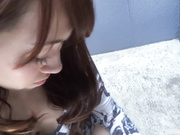 猥琐男户外偸拍2位短裙美女被发现后勾引过来找个隐蔽地方扒开骚穴让他对着B打飞机精液射B上