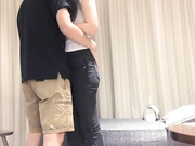 午夜寻花再约高颜值牛仔裤鸭舌帽妹子，互摸舌吻口交上位骑乘抬腿侧入猛操_ev