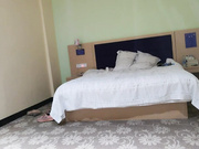 精瘦小伙酒店找了了一个苗条妹子啪啪啪 把妹子干到受不了 露脸完整版