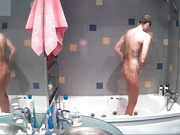 【稀缺資源】奶子很漂亮的美女浴室洗澡 擦香香 雪白肌膚堅挺美乳看到讓人欲火焚身～720P高清