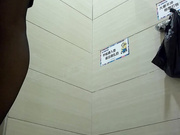 大型商場公共女廁拍攝到的各式美女少婦如廁 貌似裙子一個比一個短也不怕走光啊 1080P高清