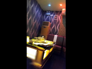 漂亮小美女酒吧被人下药带到酒店迷奸