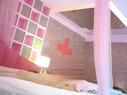 高级情趣房约操800元才上门服务的长腿美女援交女,逼毛茂密淫水泛滥,操的太猛把套子都干破了,换个新的继续搞!