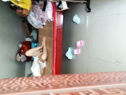 偷拍午睡少妇，被发现了！