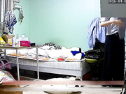 【經典盜攝】出租屋攝像頭黑客破解拍攝到的單身離異少婦居家日常沐浴更衣 720P原版高清