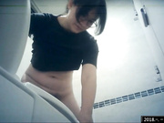 國內牛人潛入某健身中心公共衛生間拍攝來運動的高質量少婦如廁 素質高品質果然不一樣 720P原版高清