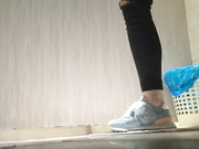 饭店女厕所偷拍年轻少妇腿特别的美