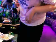 《小M找主人》新人男女加入眼镜御姐KTV嗨完冰和猛男在沙发和地板做爱多人淫荡乱交