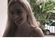 给继祖父的性感自拍看到后进了我的房间