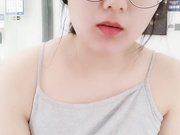 妹妹戴着她的大镜子给我口爆自己上来观音坐莲后入啪啪啪