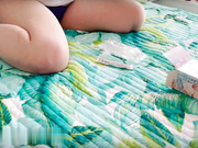 飞机杯实战体验清纯少女手口并用辅助你射精