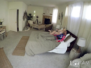 娇小的金发女孩打开男友送的惊喜礼物包裹