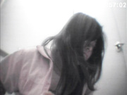 超男双镜头174考烙斯洞洞鞋学妹,夹着水帘开始小便