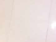 听声音让人骨头都酥的气质小美女洗澡下面还塞了根线看得人家鸡巴硬邦邦的