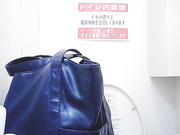 最新流出角度正点偸拍美女如云高级餐厅各种风格气质美女方便牛仔背带裤靓姐姐擦BB的姿势很诱人