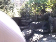 野外露出敏感苗條美熟女強迫帶出戶外中出做愛一面害羞一面潮吹的超下流女子