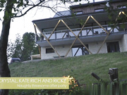 丹尼·琼斯与亚历克西斯·克里斯托和凯特·里奇在派对后三人行