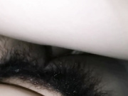 【真实夫妻】和朋友合租，每次艹逼老婆都不敢出声，逼毛茂密