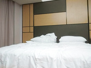 顶级外围女神坐在身上揉胸摸腿怼着骚穴爆插